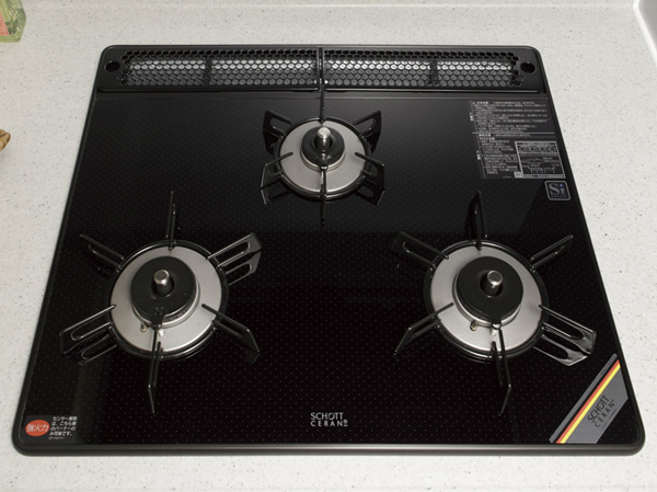 Kitchen.  [Schott glass top plate] It is loved all over the world, Germany ・ Adopt a shot manufactured by heat-resistant ceramic glass top plate. Not only beautiful, Strongly to heat and shock, Difficult dirty luck, It is easy to clean.  ※ Less than, Published photograph of the thing that was taken the model room (70B type). Furniture and furnishings optional specifications are not included in the sale price.  ※ Specification of the model room, Convenience of on construction ・ It may be subject to change in part by improvements and the like. (May 2012 shooting)