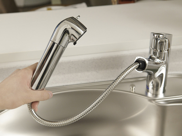 Kitchen.  [Single lever shower faucet] The amount of water in the lever operation one, Installing the temperature adjustable single-lever faucet. Since the pull out the shower head, It is also useful, such as sink cleaning. Also, It has a built-in water purification cartridge.  ※ Cartridge replacement costs separately paid.