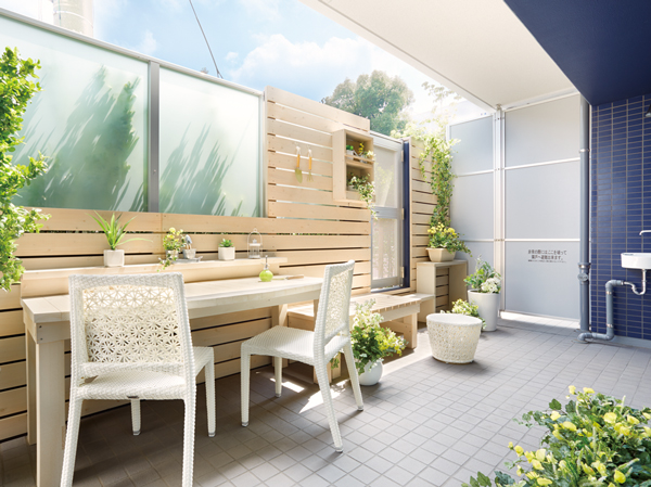 Living.  [A depth terrace] Convenient Minishinku Ya gardening is on the terrace, Installed a convenient waterproof outlet use various. Since the depth also, Sense of openness will be further felt. Peace of mind can watch while doing housework a figure playing full blast out a plastic pool in the summer in the kitchen at home you have a small child.  ※ Building in the model room (70B't type) 2013 June shooting