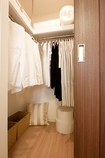 Receipt.  [Walk-in closet] Walk-in closet that can confirm the stored items at a glance is, Large-scale storage with the size of the room. In addition to the storage of a number of clothing, Drawer to feet and chest, You can put even shoe box.