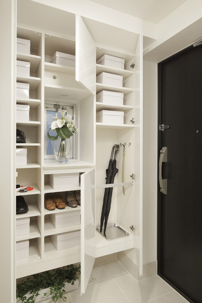 Receipt.  [Thor type footwear input] The entrance, Set up a footwear input of tall type there is a height of up to ceiling near. A number of footwear, of course, Until the boots and umbrella, You can clean storage. Also, Convenient accessory tray in the glove compartment, such as a seal ・ It has established a net basket. In the center, Installing a cabinet with a counter and down lights that can produce a foyer individuality richly.  ※ Some dwelling unit is, Set up a distribution board or the like to the top.  ※ E ・ Except Er type.