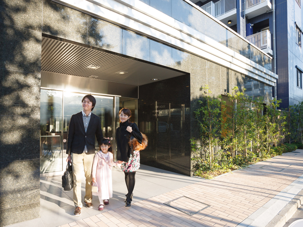 Shared facilities.  [Upscale modern entrance] Place the planting to the eaves of the previous which extends to the north direction from the entrance. By cutting the eaves only planted 栽上 part, Creating a bright space where sunlight pours, It will be accompanied by a color to day-to-day life. (2012.8 shooting)