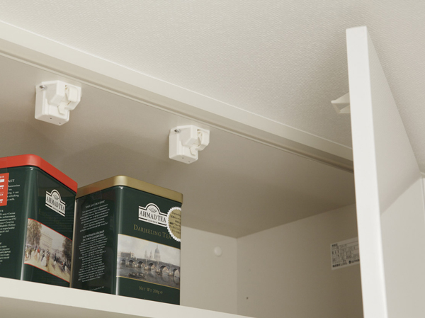 earthquake ・ Disaster-prevention measures.  [Door opening prevention mechanism] The door of the kitchen of the hanging cupboard and vanity of the triple mirror housing, To lock the door to sense the shaking of an earthquake, Installing a latch. To protect the live towards safety. Secure the shelves in a more nails for shelf dropout prevention so as not to come off the shelves. (Same specifications)