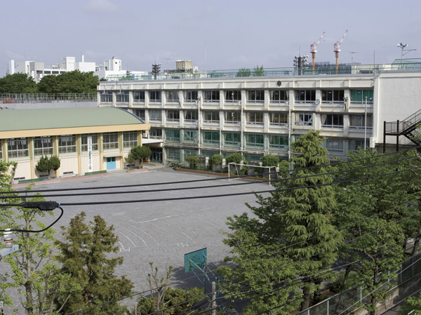 Surrounding environment. Municipal Kamiya junior high school (about 10m ・ 1-minute walk)