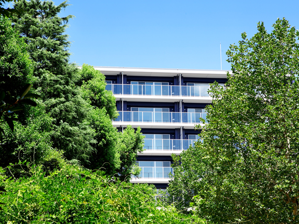Buildings and facilities. Siemens Kamiya park on the site south (about 10m / 1 minute walk) from the shooting site (August 2012). South-facing the center of the peace of mind that can watch their children play in the park. Since the square is surrounded by road, Room of the space is maintained between the adjacent building, This daylighting ・ We grant a land plan with excellent sense of openness to gouty.