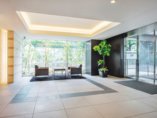 Buildings and facilities. Green planting flies beautifully through the glass, There is a sense of open entrance hall (June 2013 shooting). Also etc. to introduce a 24-hour online security system of Sumitomo Realty & Development, Systems and equipment also enriched the family can live in peace.