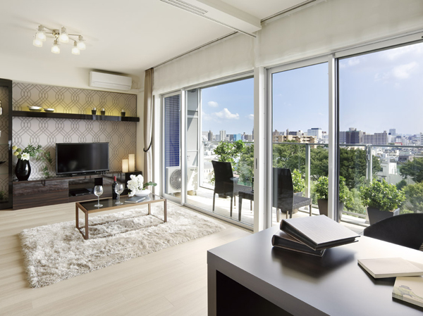 Room and equipment. The wide windows full, Green pleasant wind and park, Spread is bright sunshine, There is a sense of open living. South-facing center ・ Enjoy the comfort of the Park Front. (70B 'type ・ 8 floor of the building in the model room ※ September 2013 shooting). Friendly living environment attractive to child-rearing family while working.