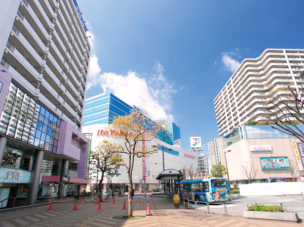 Surrounding environment. Parurodo spread to JR Akabane Station. Akabane Apire ・ Bibio ・ Ito-Yokado Akabane store, etc., Large-scale shopping facilities are also living area. Of course, shopping on the way home from the train station, Very convenient for day-to-day shopping (June 2013 shooting)