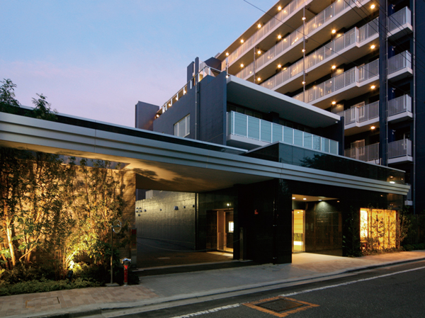 Buildings and facilities. Suitable for calm residential area, Dignified entrance (August 2012 shooting). Gorgeous design there is a canopy, It is comfortable it can be getting on and off in the car smoothly.  ※ Surrounding environment ・ View might change in the future.