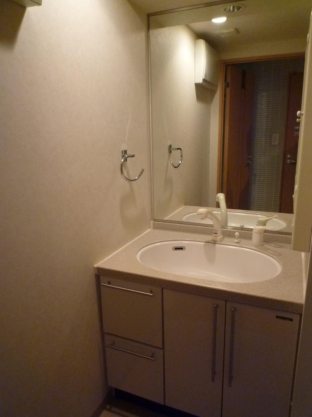 Wash basin, toilet. Wash basin