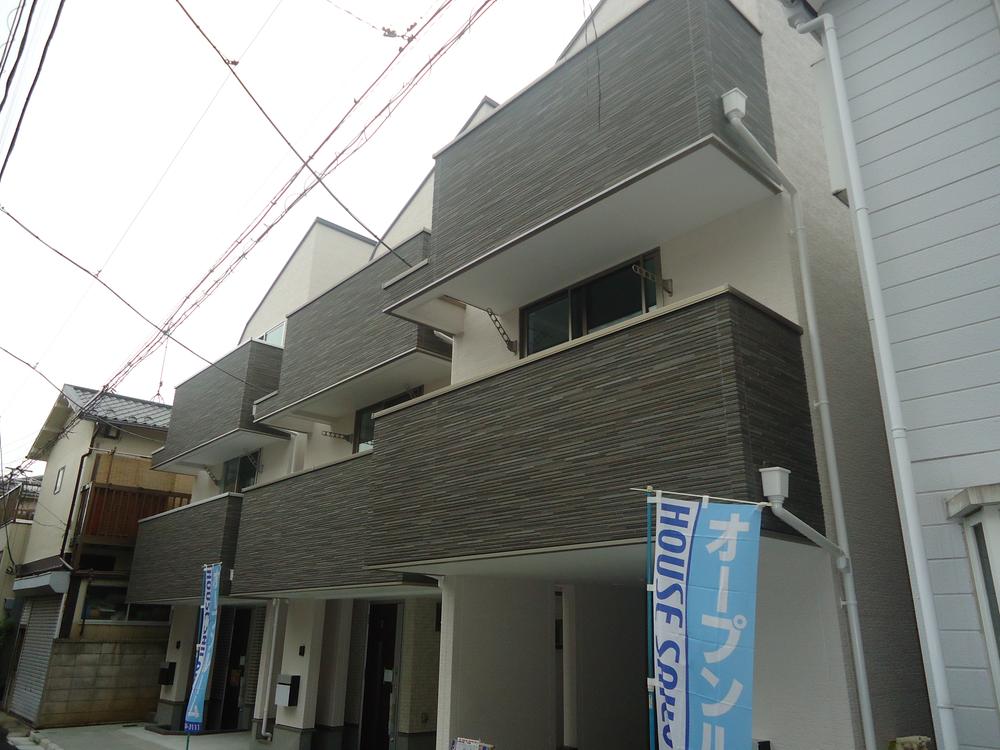 Local appearance photo. Local (11 May 2013) Shooting