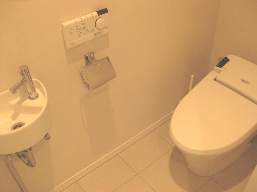 Toilet. Indoor (12 May 2013) Shooting