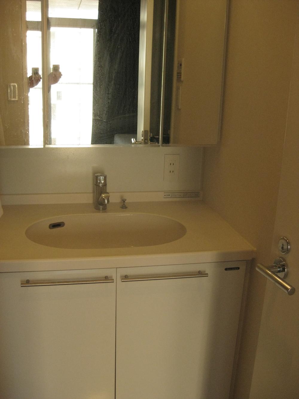 Wash basin, toilet. Indoor (12 May 2013) Shooting