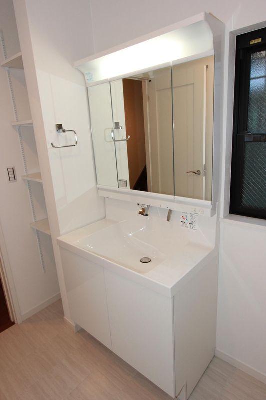 Wash basin, toilet. Independent wash basin mirror and easy-to-use large