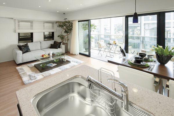 Wide openings facing the south balcony open living ・ dining kitchen