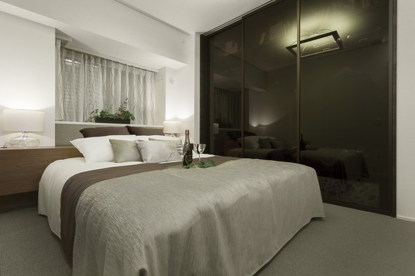 Corner sash of the wide bay window and provided was Western-style (1) clear space suitable for main bedroom