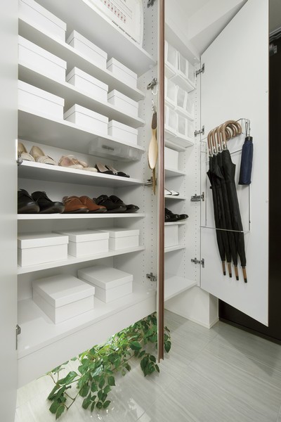 Directions to the model room (a word from the person in charge)