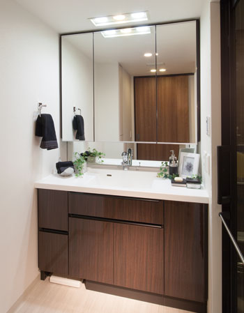 Bathing-wash room.  [Beautiful dresser] To reflect the opinions of our voice and professional hair make-up artist, Not only the space, Here we spend nor feeling your figure, To "clean", It is vanity.