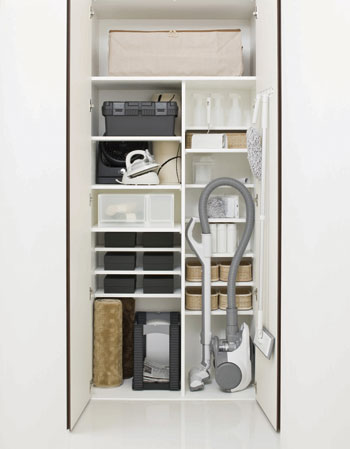 Receipt.  [Arrange shelf] From "there is no place to put away the vacuum cleaner," "shape is different things also want to put away clean" voice of such people, As it can be arranged freely according to the shape and use frequency of mono, Such as providing a movable shelf that can be separate in half before and after, Is a waste less easy-to-use Maeru compartment.