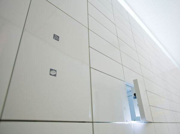 Other.  [Non-contact key corresponding delivery box of wall-through type] Wall-through type of home delivery box, Effortlessly operation because it is 24 hours can be received in a non-contact key corresponding. Open door or automatically, Smooth take-out is possible. Also, Also equipped arrival mail delivery system.  ※ E-mail notification to the mobile phone requires certain procedures, etc.. (More than the published photograph of the same specifications)