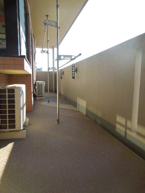 Balcony. Wide span of 10.55m ・ West balcony (December 2013) Shooting