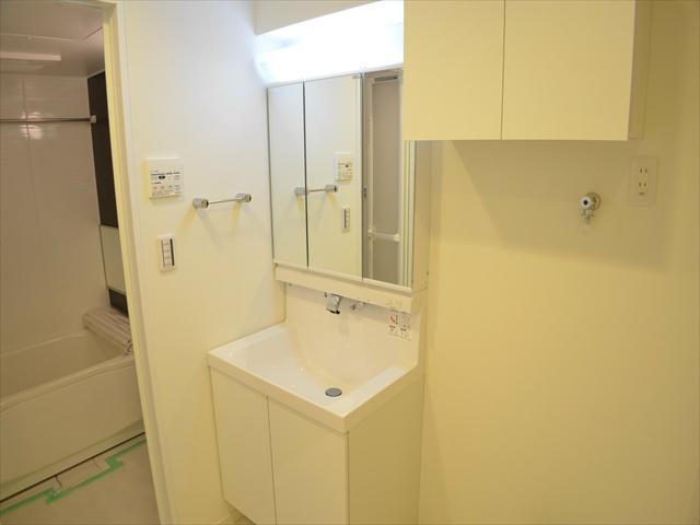 Wash basin, toilet. Loose also wash dressing room