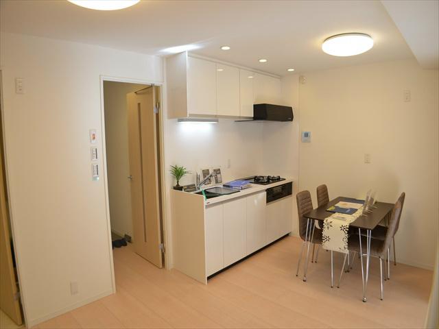 Kitchen. Dining furnished