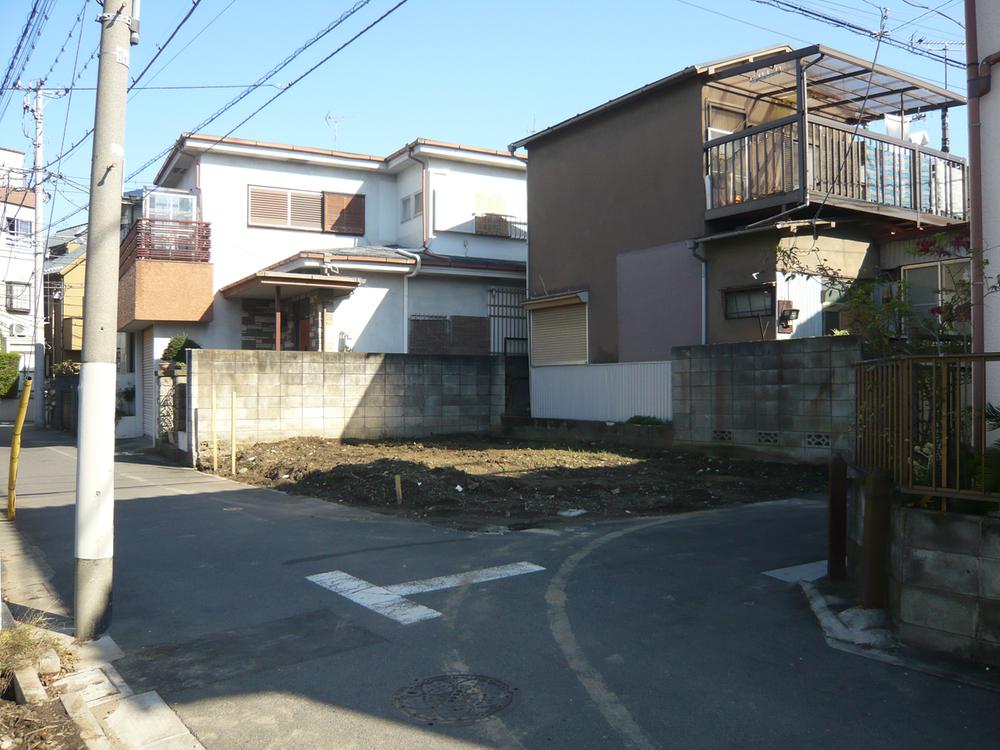 Local photos, including front road. Local (11 May 2013) Shooting