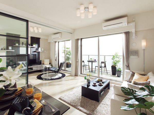 Interior.  [living ・ dining. ] Pours sunlight, Spacious space. All units south-facing living room ・ dining. Family gather living ・ Dining, Ensure a relaxed certain breadth. further, Issued a pillar outside, It has achieved a clean there is no bulge and the space of the pillars in the room. Spend comfortably while feeling the sun and wind to enter full, This is the main room of my home.