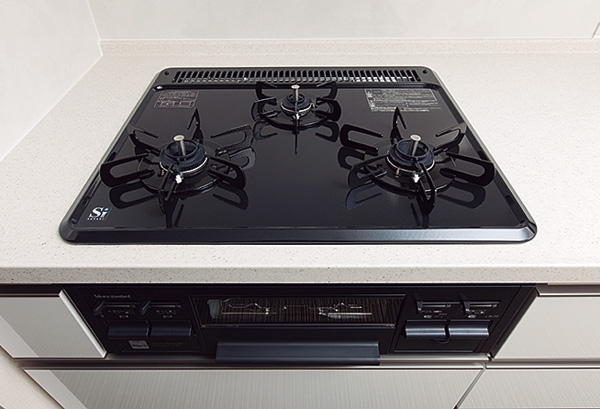 Kitchen.  [Enamel top plate] Equipped with a temperature sensor to the whole mouth. Such as automatic fire and go up to a certain temperature, It has extended safety. Also, Care will be a simple enamel top. (Less than, Amenities of the web is the same specification)