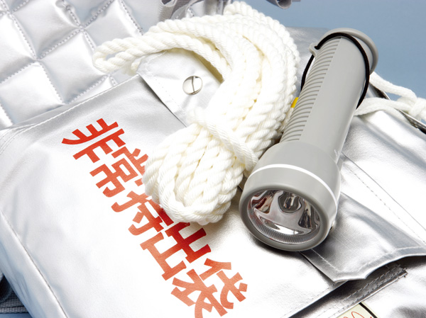 earthquake ・ Disaster-prevention measures.  [Disaster prevention warehouse ・ Disaster prevention equipment] Set up a disaster prevention warehouse of emergency for those residents. food, Emergency toilet, stretcher, First-aid kit, Plastic tank equipped with such. (Same specifications)