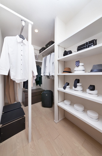 Room and equipment. 2Way type about 2.4 also available from the corridor from Western-style ~ 2.7 tatami multi-space Ya, Walk-in closet, Things input, Thor type shoe box, etc., It offers a variety of storage.  ※ Format and style of the accommodation depends on the type. (Multi-space / Model Room D type ※ Including some options / Compensation ・ Application deadline Yes)