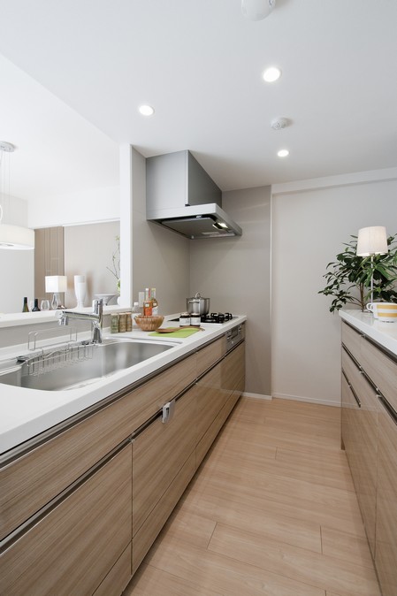  [kitchen] Standard equipped with a back counter of the same surface material and the system kitchen. Is about 800mm or more of space so housework is likely to have been secured.