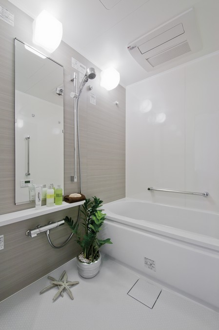  [Bathroom] Shower slide bar ・ In addition to the low-floor bathtub, Adopt a convenient bathroom heating dryer for drying the laundry. With consideration to safety, Handrails have been installed in two places.