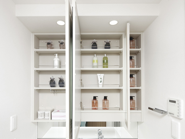 Bathing-wash room. Kagamiura storage with triple mirror