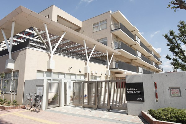 Interior. 2009 4 west Ukima school to transfer also is new in May Elementary School (top photo) to walk 9 minutes. Ukima Junior High School is also the proximity of the 3-minute walk