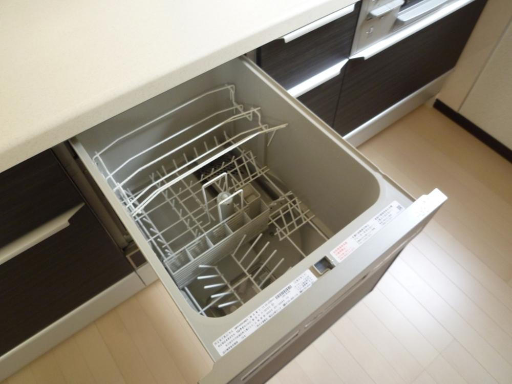 Kitchen.  [Our construction cases] Pull open type, You can out of the tableware without bend over. 5 ~ It can accommodate at a time 6 servings. 