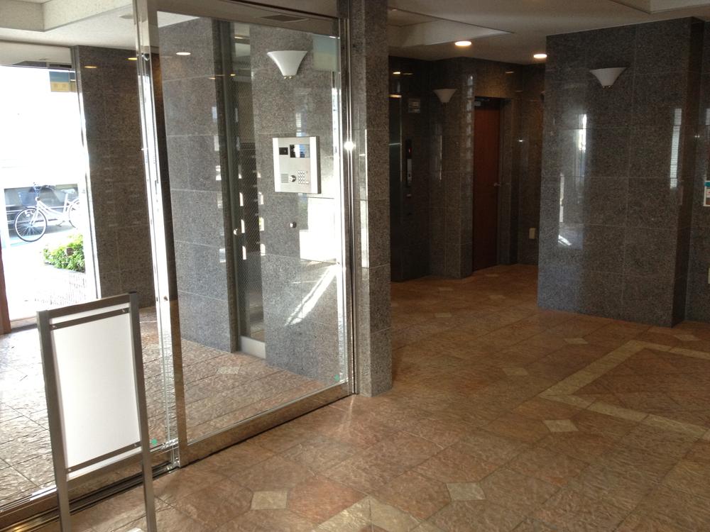 Entrance. Common areas