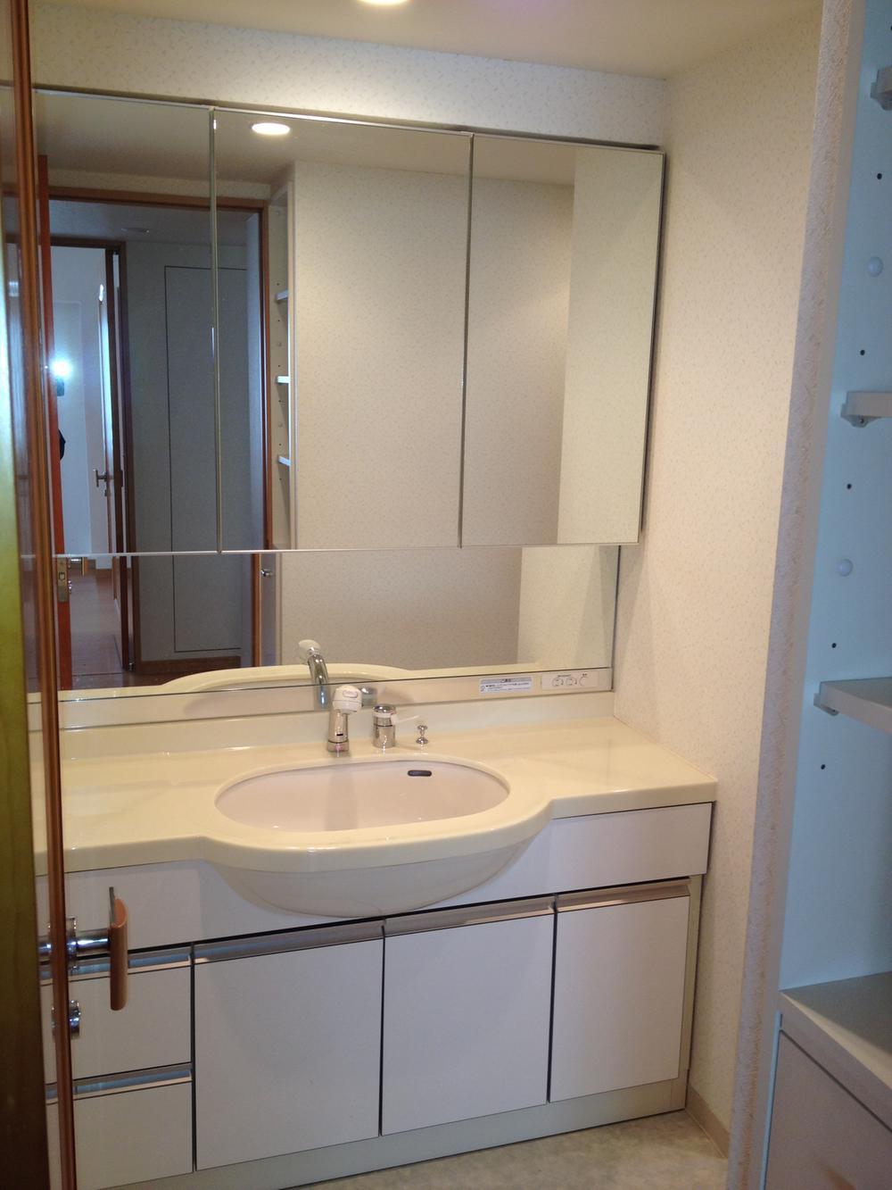 Wash basin, toilet. Indoor (12 May 2013) Shooting