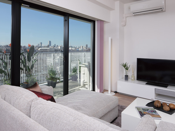 Living.  [Bright view exhilarating living] Good day, Warm living even in winter. You can enjoy a relaxed view sitting on the sofa. In the finished actual room, Is nice to be able to consider the purchase to check the floor plan of usability and equipment (building in the model room ・ A type ※ Local 11th floor in the January 2013 shooting)