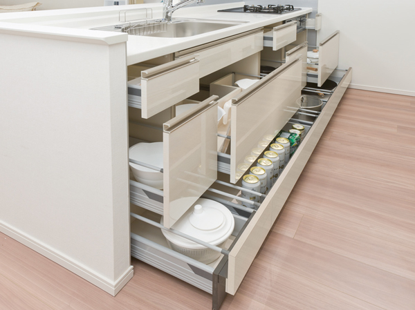Kitchen.  [Sliding storage] Storage of system kitchens, It can be effectively utilized in the prone cabinet in a dead space, Adopt a sliding storage. Also considered smart pocket, etc. function surface kitchen knife with a child lock can hold. Austria pulled out smoothly all the way back in the drawer ・ Adopted Blum Inc. of full extension rail (except spice rack). (Same specifications)