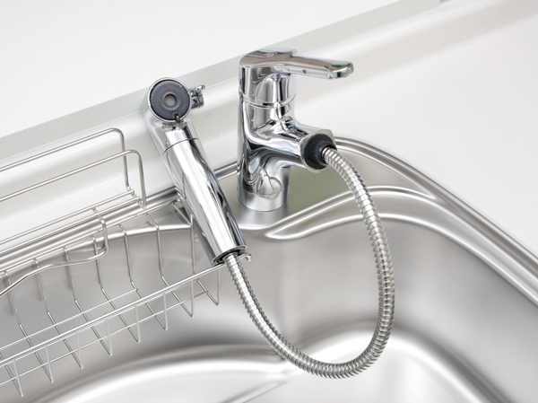 Kitchen.  [Single lever shower faucet] The amount of water in the lever operation one, Installing the temperature adjustable single-lever faucet. Since the pull out the shower head, It is also useful, such as sink cleaning. Also, It has a built-in water purification cartridge.  ※ Cartridge replacement costs will be separately paid. (Same specifications)