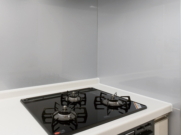 Kitchen.  [Schott glass top plate] Germany ・ Adopt a shot manufactured by heat-resistant ceramic glass top plate. Not only beautiful, Strongly to heat and shock, Difficult dirty luck, It is easy to clean. further, Before stove easily marked with water wings and oil stains, It has adopted a melamine non-combustible decorative board. Less joint, Also making it easier to wipe off dirt. (Same specifications)