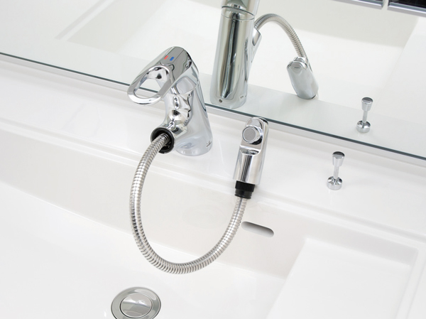 Bathing-wash room.  [Single lever faucet] The vanity is, Head is pulled out, Adopt a convenient single-lever faucet, for example, when you wash basin bowl. Also, It was provided with a space to put a like wet cups and soap in the sink bowl. Keep the counter clean, Saving you the hassle of cleaning. (Same specifications)