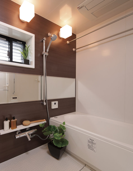 Bathing-wash room.  [Windows with low-floor type unit bus] Capture the light from the outside, With ventilation easy window. It adopted a TES type bathroom heater dryer, Cold day can also be bathing from warm in the bathroom. Also, Suppress the straddle sales to bath to about 450mm, Steps of the entrance was also as much as possible resolved, In low-floor design, Installing a handrail on the wall. While caught in the handrail is a specification-friendly for people who can and out of the bathtub. (Building in the model room ・ A type ※ Local 11th floor in the January 2013 shooting)