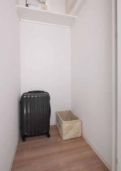 Receipt.  [Closet that can be stored large] Sports such as golf bags and skis ・ From outdoor goods, Until the season of life supplies, Also it can be stored large volume.  ※ Except D type (building in the model room ・ A type ※ Local 11th floor in the January 2013 shooting)