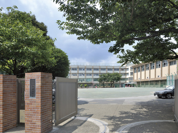 Surrounding environment. Municipal Tabata junior high school (about 1430m / 8 minutes bicycle)
