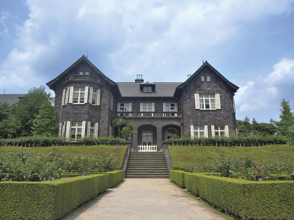 Surrounding environment. Kyu-Furukawa Gardens (about 1870m / 10 minutes bicycle)