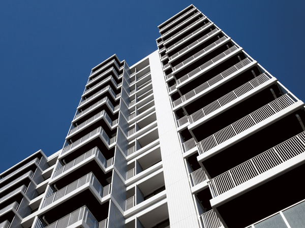 Buildings and facilities. All houses southwestward, Open-minded corner dwelling unit ・ Residence of uniform a wide span center charming plan of, Imposing completed. Vivid indigo blue tiles looks conspicuously the catching and stylish appearance (2013 February shooting). Etc. to adopt a glass handrail, Refinement of appearance represents the presence.