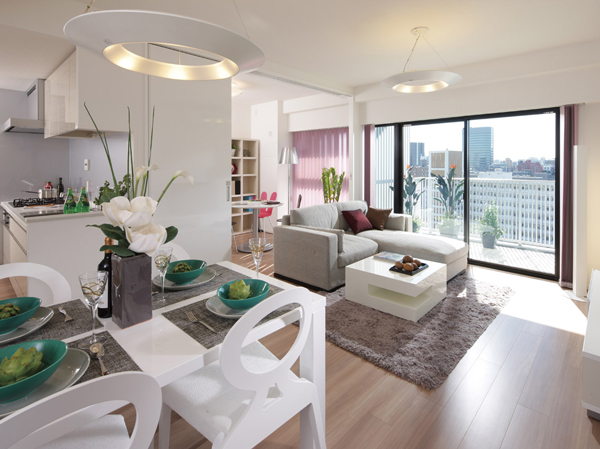 Room and equipment. Wide span southwest angle dwelling unit that relaxed view spreads. Bright and warm living ・ Dining, Family will be a cozy haven to gather with nature. In fact, of the room, Floor plan of usability and day, Building in the model room of also happy point (January 2013 shooting can consider the purchase to confirm the view, etc. ・ A type ・ Local 11th floor)